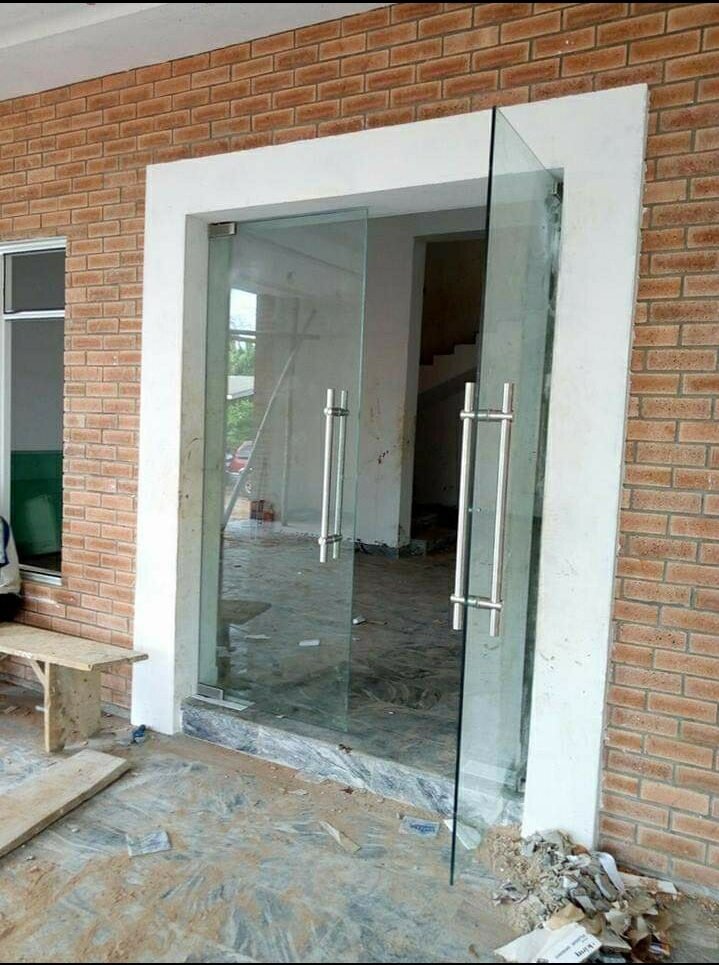 Frameless Swing Door — view 3