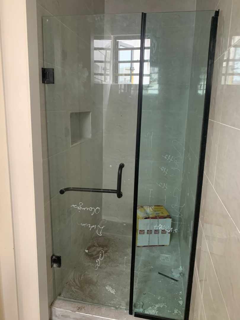 Frameless Toilet Cubicle — view 2