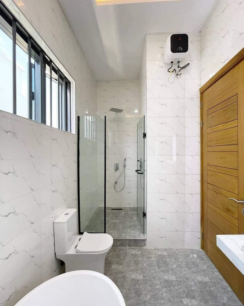 Frameless Toilet Cubicle — view 3